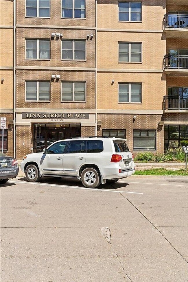 Foto del edificio - $1975 | 2 Bedroom, 2 Bathroom Condo | No P...