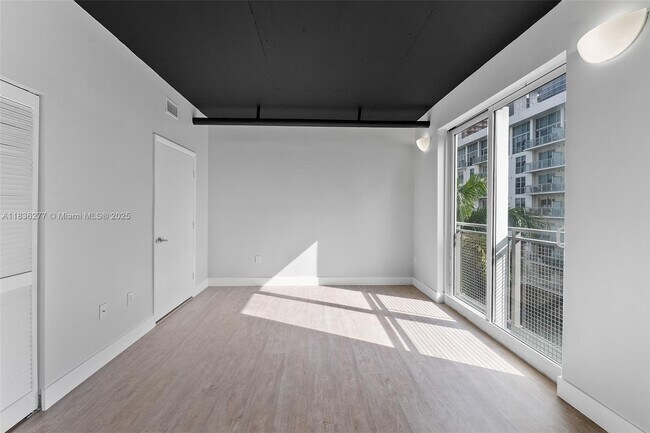 Foto del edificio - 455 NE 25th St