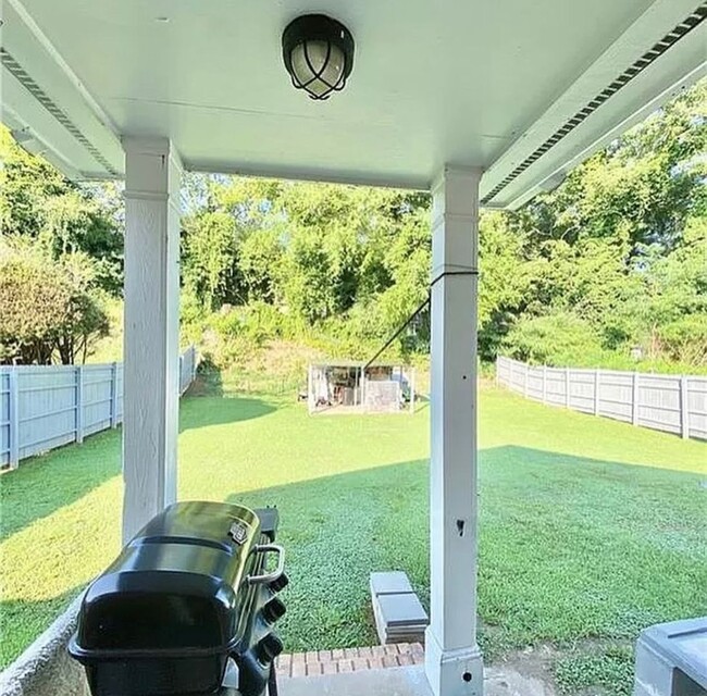 Building Photo - Nice ranch home with fenced in back yard
