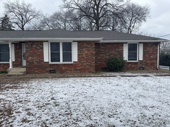 Building Photo - Charming 2-Bedroom Brick Duplex with Spacious Yard in Lebanon