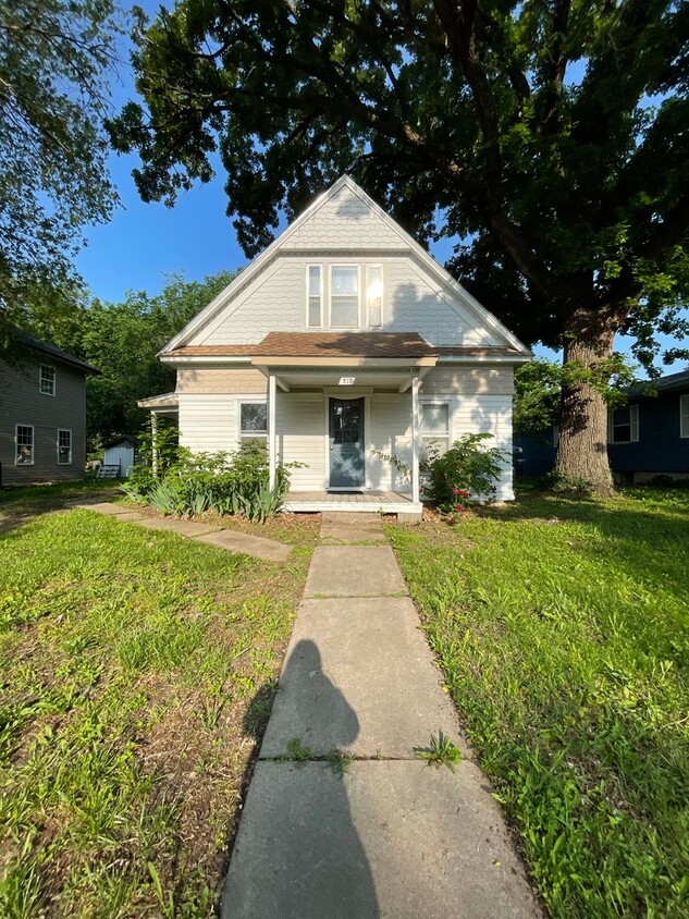 Primary Photo - 717 East St