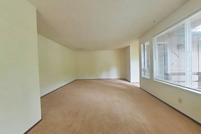 Foto del edificio - 3 Bedroom Duplex ~ Close to Timberhill ~ P...