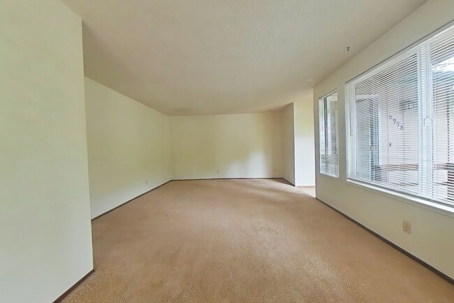 Building Photo - 3 Bedroom Duplex ~ Close to Timberhill ~ P...