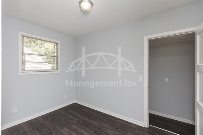 Foto del edificio - 2325 Westbrook Cir N