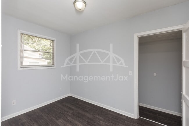 Photo - 2325 Westbrook Cir N House