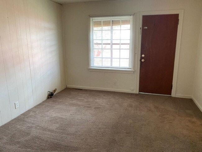 Building Photo - Charming 1 Bedroom Duplex