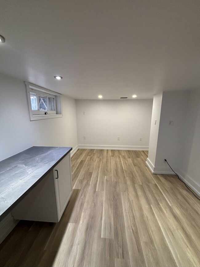 Building Photo - 329 Christina St N