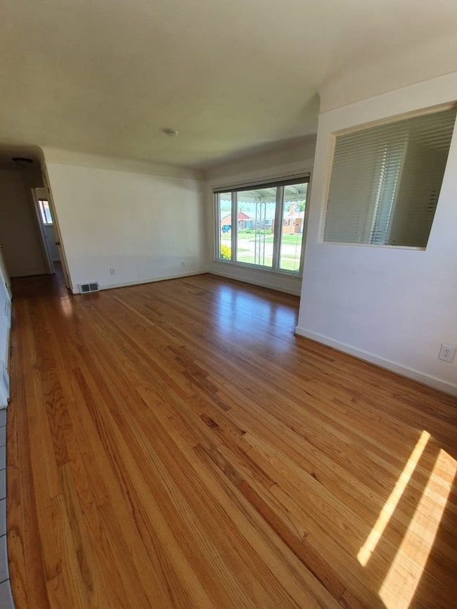 Building Photo - Solid 3 Bedroom 2 Full Bath Brick Ranch