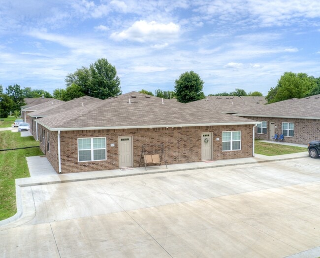 Building Photo - 400 E Elk St