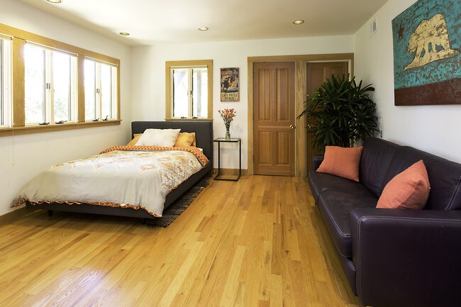 Building Photo - 630 Kenyon Ave