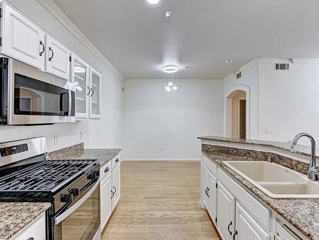 Building Photo - 5855 Valley Dr
