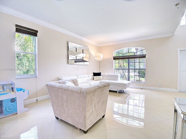 Foto del edificio - 5 br, 4.5 bath House - 13484 NW 13th St 13484
