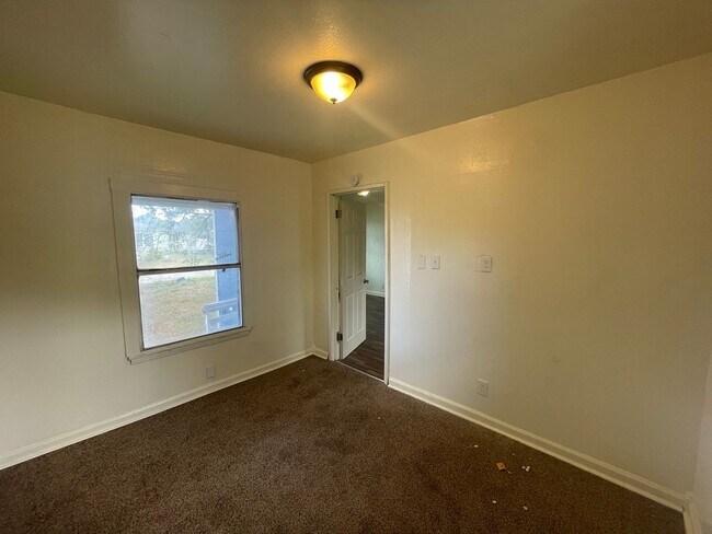 Building Photo - 3-Bedroom Home in Central City-$199 move-in for ASAP move-in