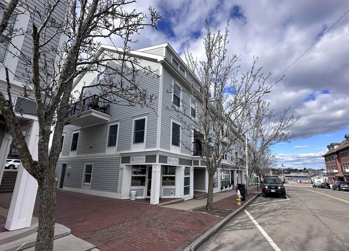 Primary Photo - 33 Deer St