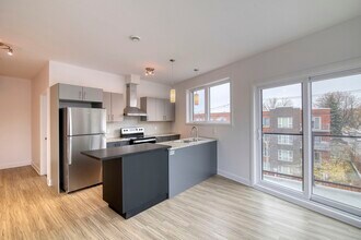 Building Photo - 6600 Av. de Darlington