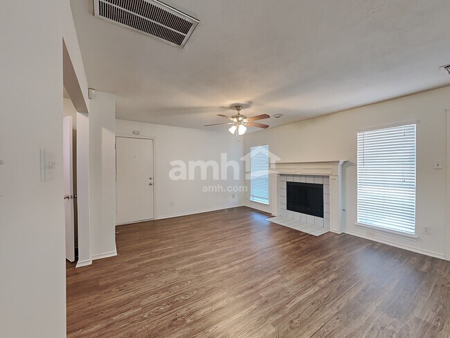 Foto del edificio - 1103 Lochmoor Ln