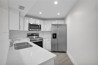 Building Photo - 9715 Fontainebleau Blvd