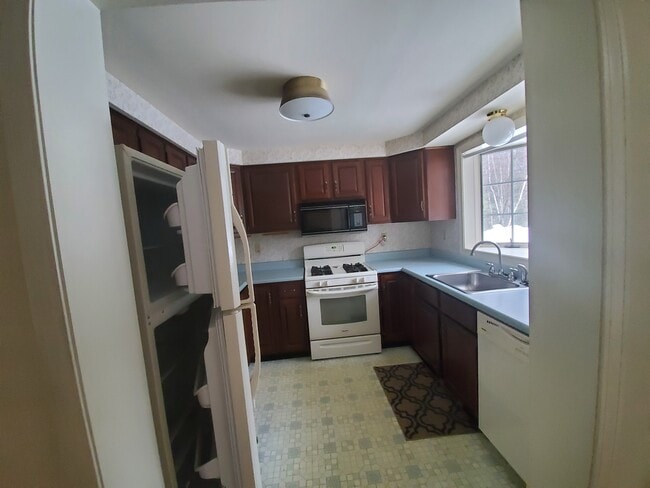 Kitchen w/ appliances - 36 Kimball Pl
