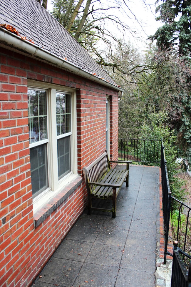 Building Photo - 935 NE B St