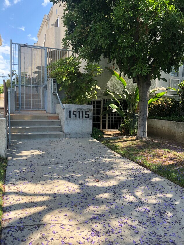 Primary Photo - 15115 Burbank Blvd