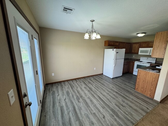 Building Photo - Welcome to Comfortable Living – Spacious, Pet-Friendly Home with Great Amenities
