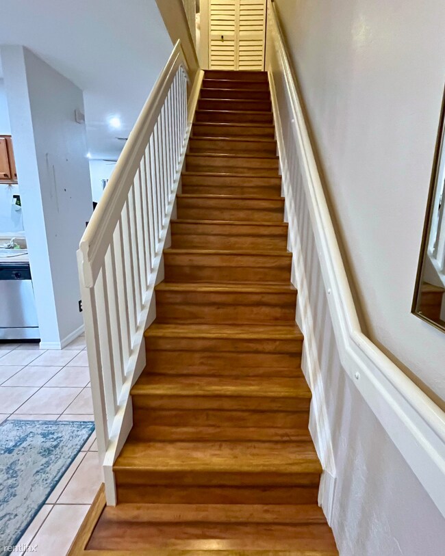 Building Photo - 2 br, 2.5 bath Townhome - 8243 Pacific Bea...