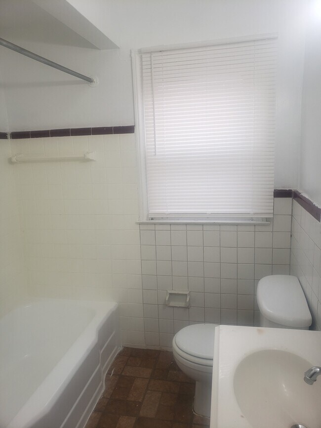 Building Photo - Ranch Home -ACCEPTS SECTION 8