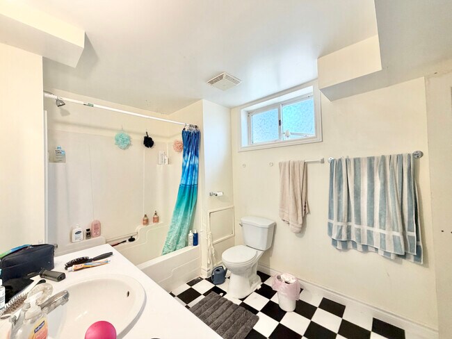 Photo du bâtiment - 6 BED - 2 BATH - LONDON - FULL HOUSE -  STUDENT RENTAL ONLY