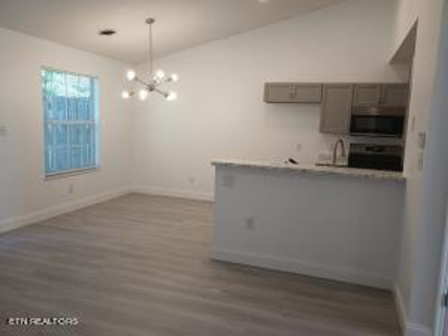 Building Photo - Knoxville 37931 - 2 bed 2 bath - contact J...