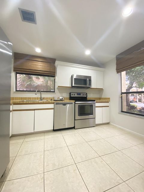 Building Photo - 5859 Fox Hollow Dr