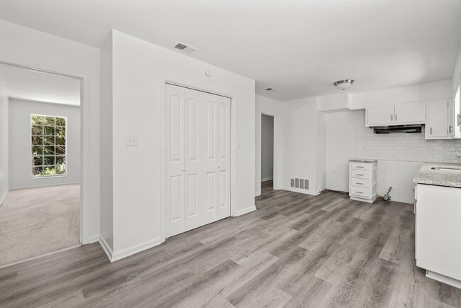 Building Photo - Rare Fully Renovated Center Point Home