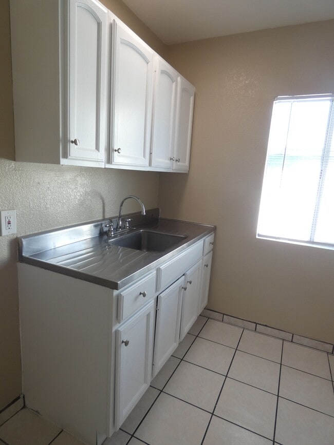 Building Photo - 1553 Linden Ave