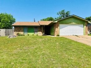 Building Photo - 802 Yorktown Dr