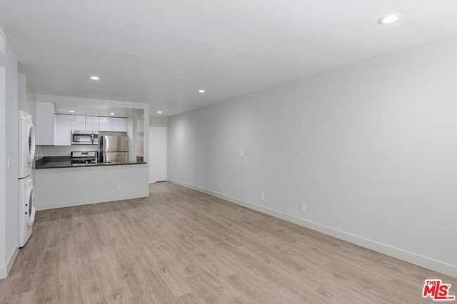 Building Photo - 1535 N Kenmore Ave