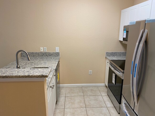 Granite and Stainless Kitchen - 9314 Crescent Loop Cir