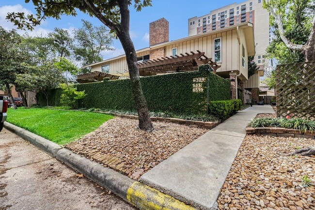 Updated 2-Bed, 2.5-Bath Patio Home Near Up... - Updated 2-Bed, 2.5-Bath Patio Home Near Up...