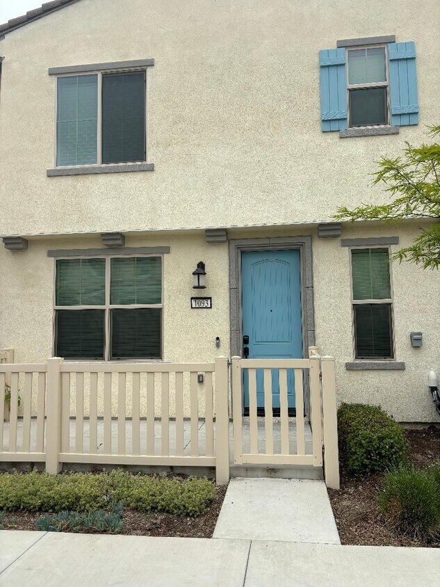 Primary Photo - Luxurious TownHouse