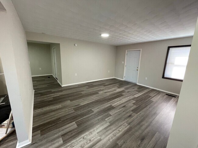 Building Photo - Home for the Holidays!