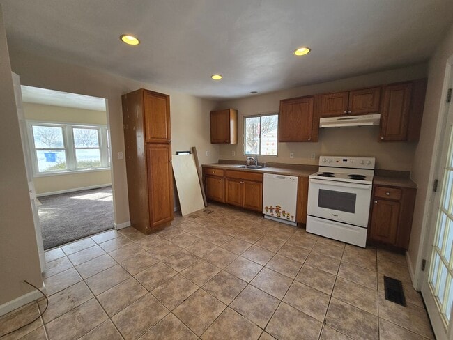 Building Photo - Beautiful 3 Bedroom Ranch - Norwin School District - Available Immediately