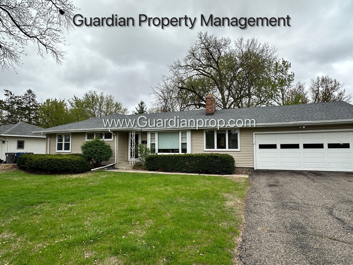 Foto principal - Edina Single Family Home, 2 Car Garage, Di...