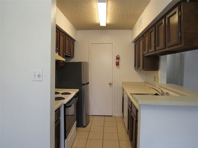 Foto del edificio - 17331 Red Oak Dr