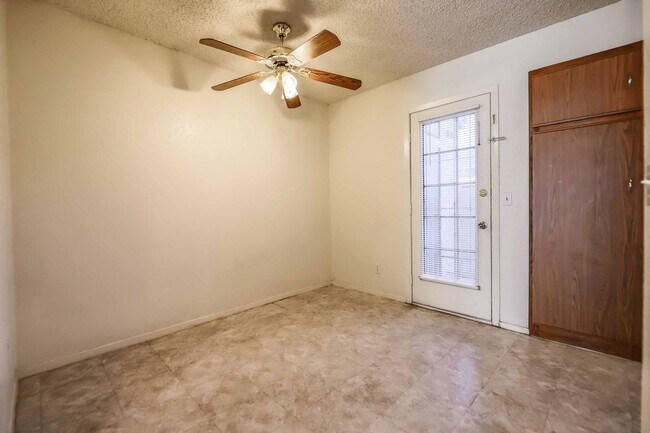 Building Photo - CUTE 2 BEDROOM CONDO!