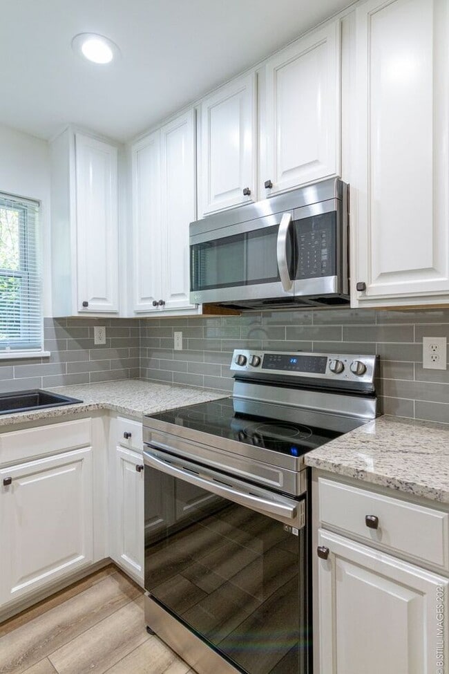 Building Photo - COMING SOON!! 3bdrm/1bath in the heart of the Oakhurst Community