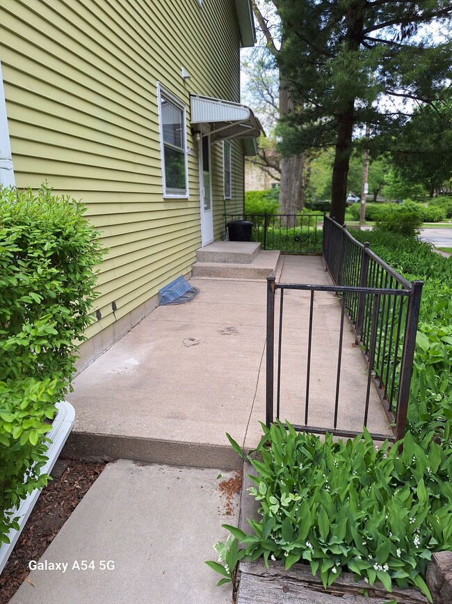 Side patio/veranda - 6405 Milwaukee Ave