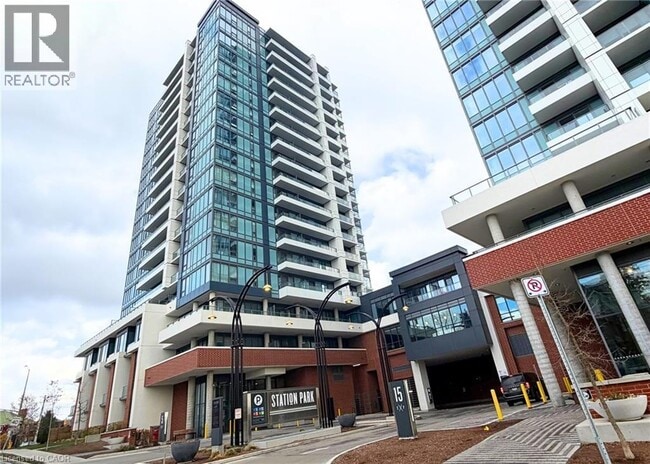 Building Photo - 5 Wellington St S