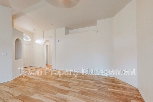 Building Photo - 633 Valley Meadows Dr