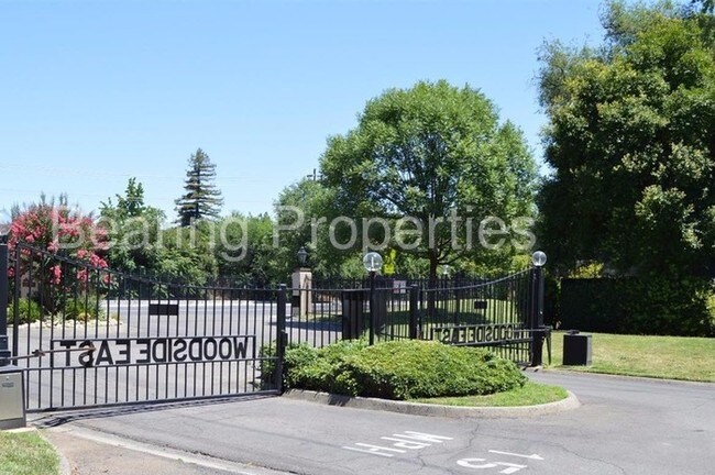 Building Photo - 894 Woodside Ln E