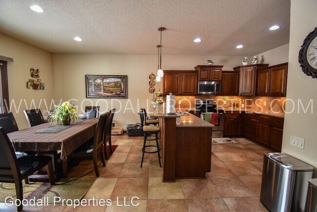 Foto del edificio - 4 br, 3.5 bath House - 7127 Reed Ln