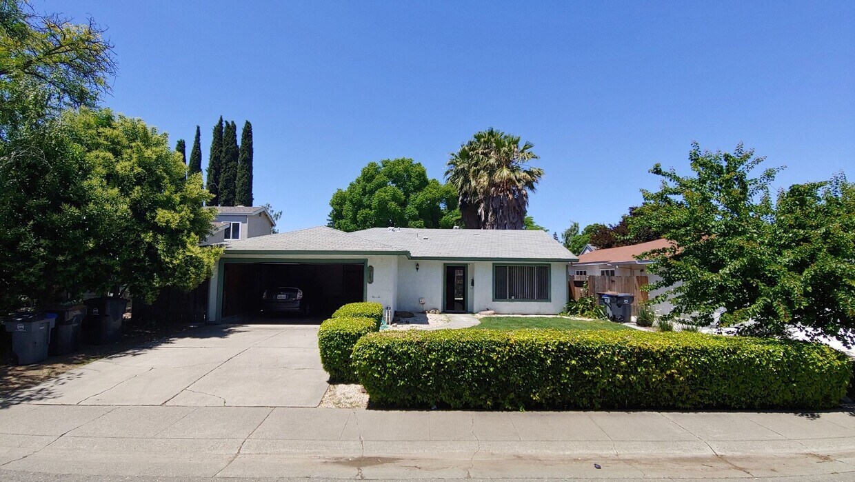 Foto principal - Beautiful Three Bedroom Two Bath Home with...