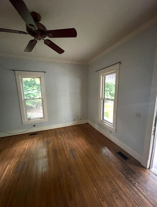 Building Photo - Sylvan Park!